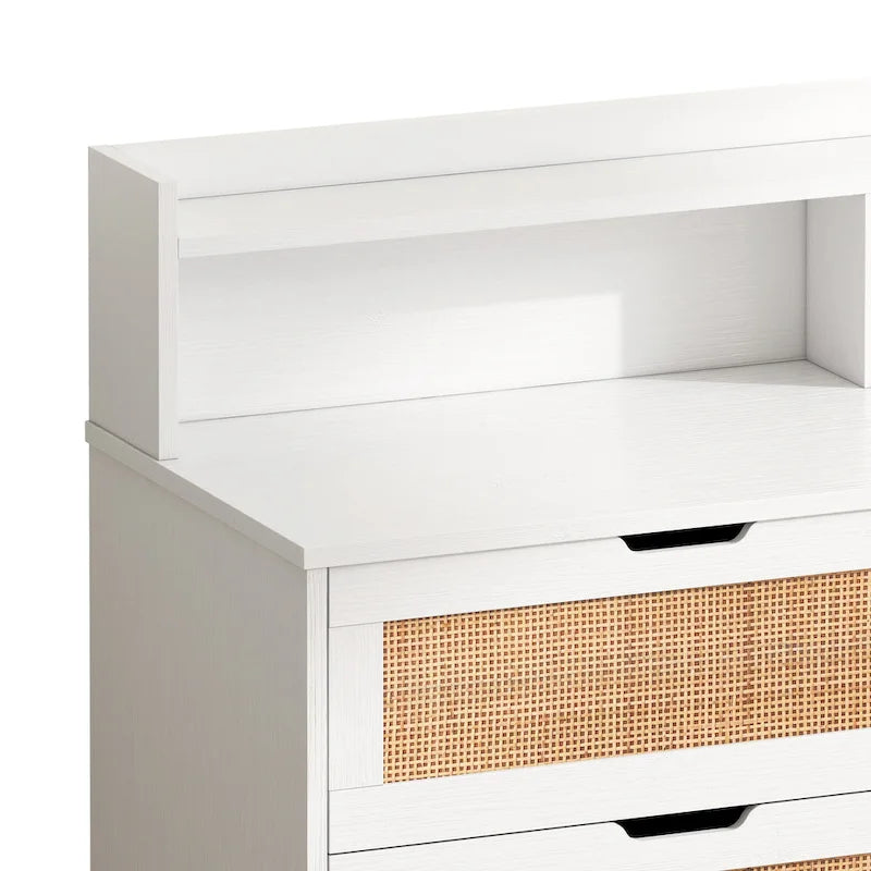 Weißer Rattanschrank mit sechs Schubladen, LED-Leuchten und Steckdose