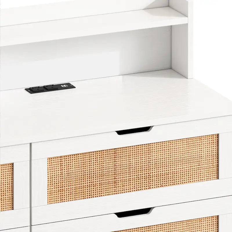Weißer Rattanschrank mit sechs Schubladen, LED-Leuchten und Steckdose