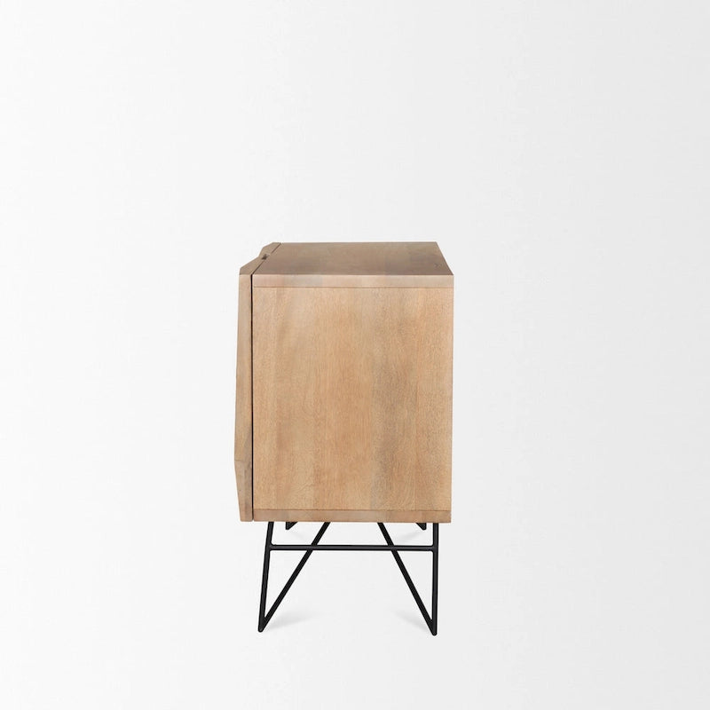 Mueble decorativo de madera con dos puertas y dos estantes