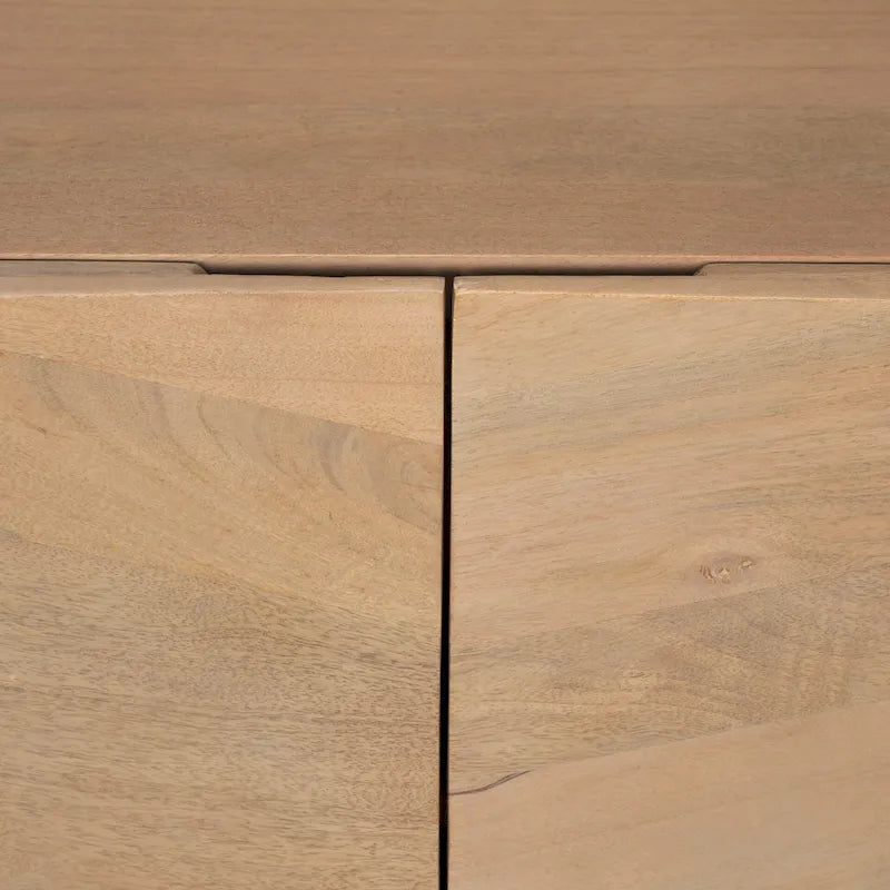Mueble decorativo de madera con dos puertas y dos estantes