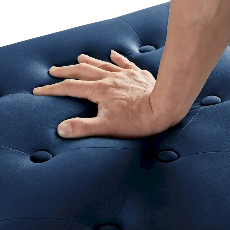 Gepolsterte Samtbank mit Knopfheftung, Armlehnen und Nagelkopfverzierung