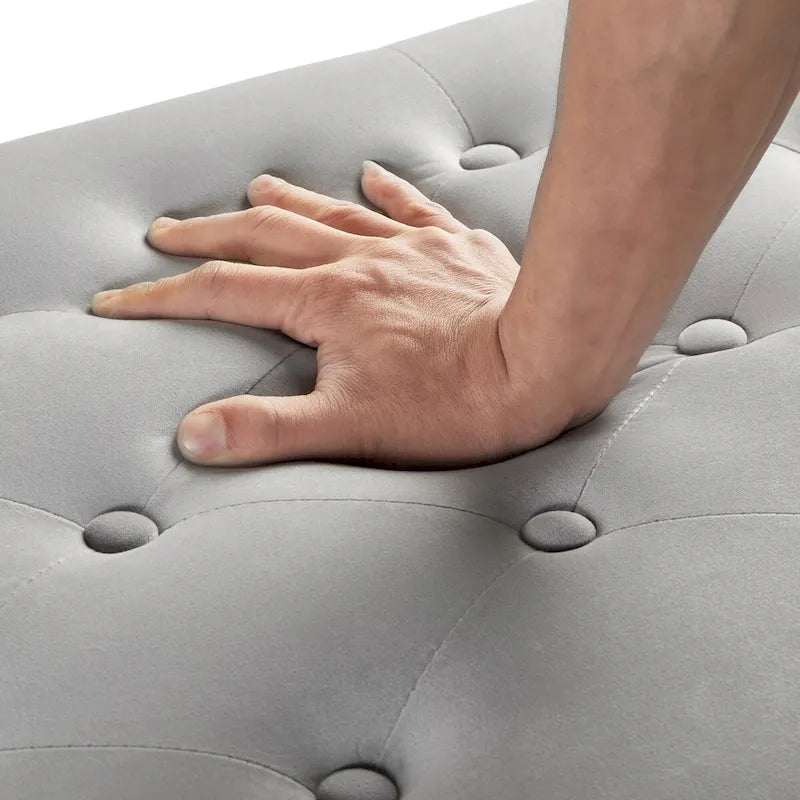Gepolsterte Samtbank mit Knopfheftung, Armlehnen und Nagelkopfverzierung