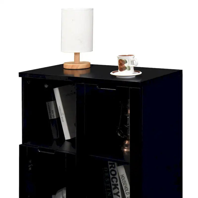 Moderne houten opbergkast met twee glazen deuren