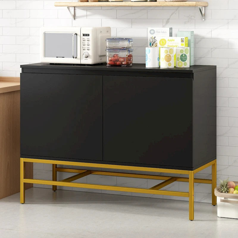 Minimalistisches Sideboard mit zwei Türen und goldenen Metallbeinen