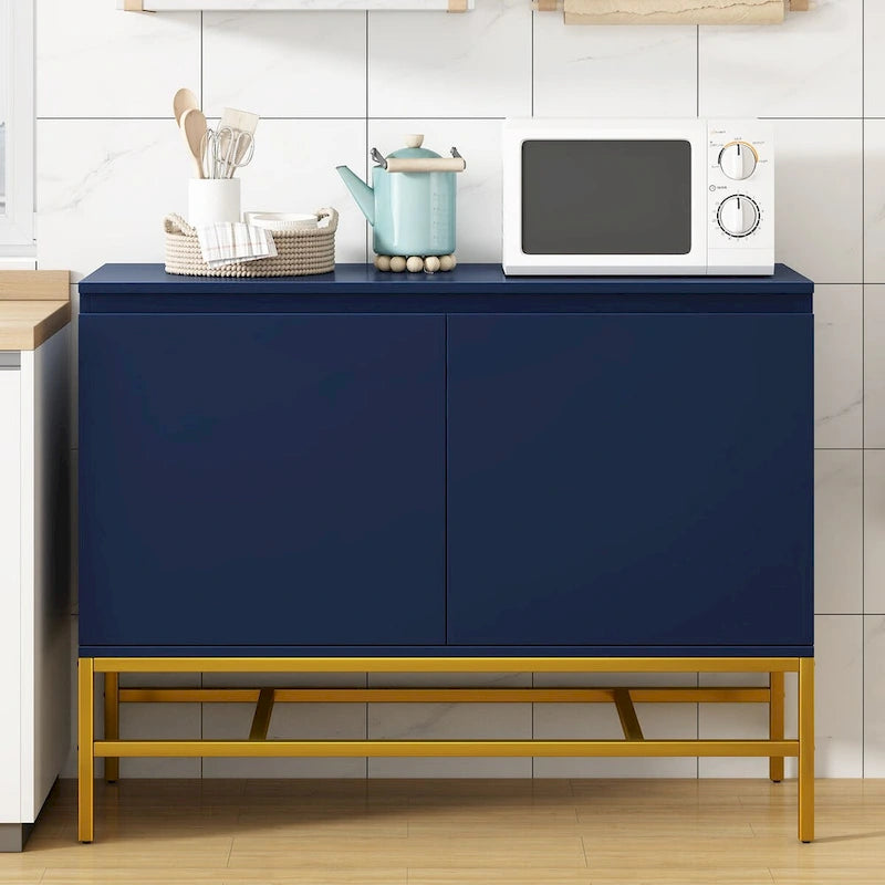 Minimalistisches Sideboard mit zwei Türen und goldenen Metallbeinen