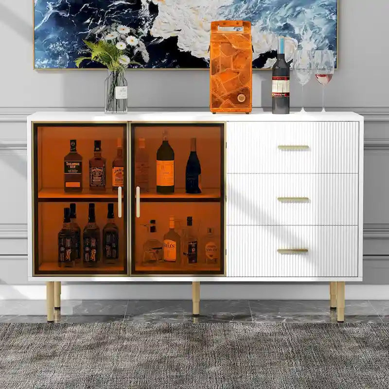 Modernes Sideboard mit goldenen Metallbeinen