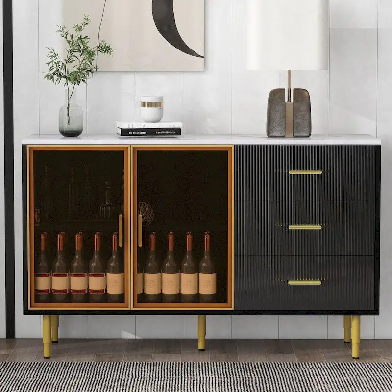 Modernes Sideboard mit goldenen Metallbeinen