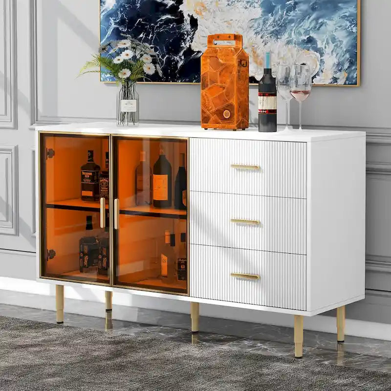 Modernes Sideboard mit goldenen Metallbeinen