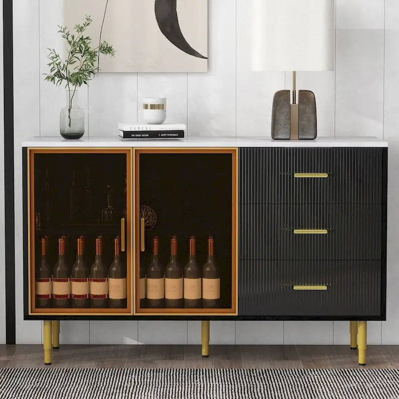 Modernes Sideboard mit goldenen Metallbeinen