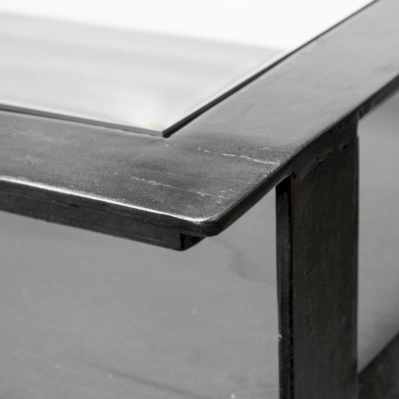 Aparador de madera maciza con cubierta de vidrio, cuatro puertas y estructura metálica
